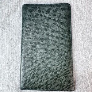 LOUIS VUITTON TAIGA PASSPORT LONG WALLET